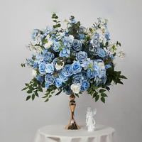 Blauw-witte hortensia bloemenbal met delphinium bloemen voor bruiloft, feest of evenement decoratie, kunstmatige bloemstukken