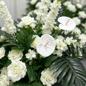 Conjunto de Flores Artificiales para Boda con Rosas Blancas Tropicales y Monstera, Decoración Floral para Ceremonia, Pasillo y Letrero de Bienvenida - Product Image 2