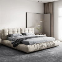 Cadre de lit double Atunus au design nordique minimaliste unique en cuir bleu, capitonné effet nuage, lit plateforme élégant