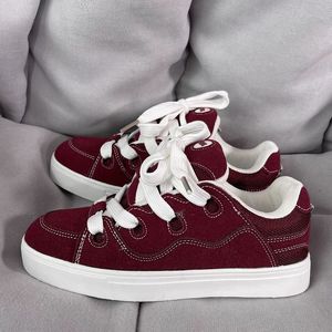 Chaussures de sport compensées d'été pour hommes - Rares baskets décontractées noires en toile, style rétro japonais et polyvalence accrue - Product Image 2