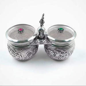 Ensemble Kumkum Haldi en argent pur avec poignée en forme de paon, article traditionnel gravé de fleurs pour les rituels de temple à domicile - Product Image 5