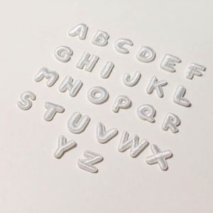 Patch brodé thermocollant mignon et mini de 1 cm avec lettres et chiffres blancs - Product Image 2