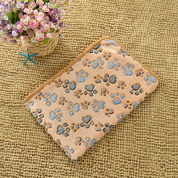 Vente en gros stock Couverture universelle quatre saisons en flanelle épaissie pour animaux de compagnie Conception d'impression de patte pour chats et chiens Utilisation hivernale