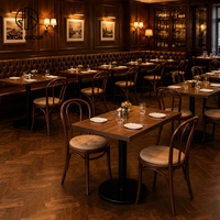 Ensemble de mobilier pour café-restaurant Ron Group : banquette en cuir capitonnée en forme de L, chaise rembourrée en bois courbé, table carrée en bois