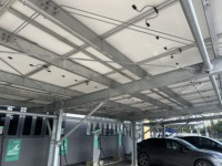 Structure de montage de panneaux solaires et structure solaire pour solutions de systèmes de carport solaire