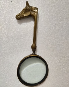 Figurine sur le thème de l'anime et des animaux Modèle de tête de cheval en aluminium Loupe Holder Metal Crafts Featuring Metal Casting Technique - Product Image 2