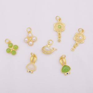 JS1688 mini breloques <span class=keywords><strong>porte</strong></span>-<span class=keywords><strong>bonheur</strong></span> en laiton plaqué or mat sans ternissement perle pavée chat dauphin fleur pour la fabrication de bijoux - Product Image 4