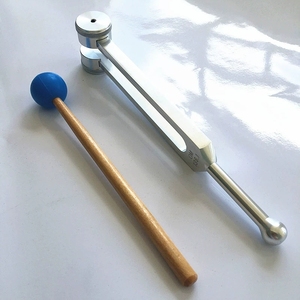Diapason OM de 136,1 Hertz en gros, diapason de résonance lesté pour la thérapie par vibrations sonores, le yoga et la méditation - Product Image 4