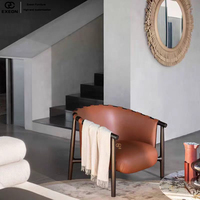 Ensemble de salon italien luxueux - Fauteuils en cuir avec dossiers de style villa pour une position inclinable confortable.