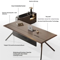 Bureau de direction moderne et minimaliste de luxe, poste de travail individuel, construction en bois, pieds chromés polis pour usage commercial