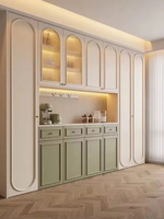 Vermonhouzz Armoires de cuisine modernes sur mesure en deux tons vert matcha et blanc sans poignées en forme de L avec armoire murale en verre cintrée