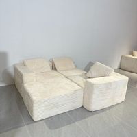 Kompaktes Kleines Stoffsofa für das Wohnzimmer. Minimalistisches Würfelförmiges Dreisitzer-Sofa-Set mit Hoher Dichte