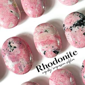 หินโรโดไนต์ธรรมชาติทรงปาล์ม หินแกะสลักด้วยมือสำหรับบรรเทาความวิตกกังวล คลายเครียด บำบัดด้วยเรกิ ของสะสม ตกแต่งบ้าน - Product Image 4