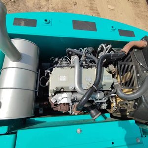 Excavatrice Kobelco SK200 d'occasion en excellent état, poids opérationnel de 20 tonnes, système hydraulique japonais, moteur et engrenages inclus. - Product Image 6