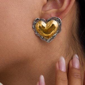 Boucles d'oreilles clous en forme de cœur, plaqué or 18 carats, acier titane poli, design à volants, unisexe, pour usage quotidien - Product Image 4