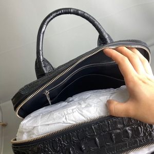 Mochila de Piel de Cocodrilo para Hombre, Capacidad de 20-35L, Cierre de Cremallera, Correa de Hombro Curva, Diseño Multifuncional - Product Image 6