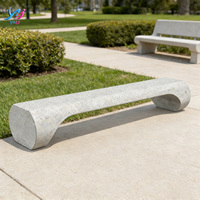 Banc de patio extérieur moderne en GRC et bois, imperméable - Mobilier urbain personnalisable
