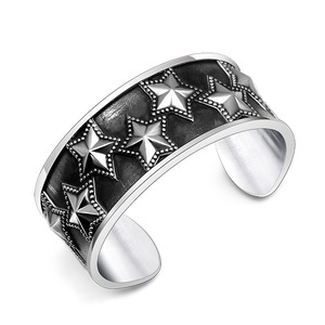 Bracelet ouvert large en acier titane pour homme, style punk rétro européen et américain, avec étoile à cinq branches SZ042 - Product Image 1