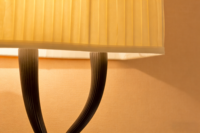 Applique murale LED moderne en tissu avec abat-jour plissé – Luminaire mural à intensité variable avec bras métallique en Y unique pour couloir d'hôtel, chambre et salon
