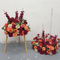 Ensemble floral de mariage, rose artificielle bordeaux et orange, couronne de fleurs et arrangement de table pour la décoration de la scène et de l'allée d'événements