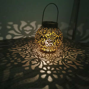 Venta caliente <span class=keywords><strong>Solar</strong></span> LED Lámparas de mesa decorativas Impermeable Metal Jardín al aire libre Linternas Porche Patio Navidad Panel <span class=keywords><strong>solar</strong></span> Batería - Product Image 5