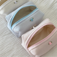 Sac cosmétique floral matelassé fleur mignonne vente chaude matériel d'impression personnalisé Mini pochette de maquillage
