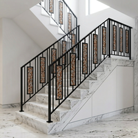 Escalier droit moderne en bois massif et acier avec rampe en verre trempé pour usage intérieur en villa