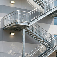 Escalier extérieur industriel moderne, marches durables en acier inoxydable galvanisé à chaud, échelle en grille anti-corrosion, boulons argentés