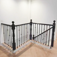 Les rampes d'escalier modernes en noir mat conviennent à la décoration intérieure dans les zones résidentielles de villas.