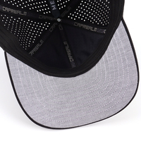 Casquette de baseball 5 panneaux personnalisée OEM ODM, imperméable, en tissu Dobby, perforée au laser, avec boucle en cuivre doré et patch en caoutchouc