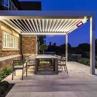 Pergola motorisée en aluminium sur mesure pour jardin, avec panneaux solaires écologiques, durable, imperméable et cadre thermolaqué.