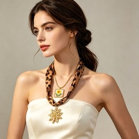 Collier ras du cou superposé pour femme, motif léopard, en acier inoxydable, avec pendentif en résine époxy et fleurs séchées, design de niche, style transfrontalier