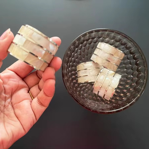 Juego de 4 servilleteros hechos a mano con incrustaciones de nácar blanco - Product Image 1