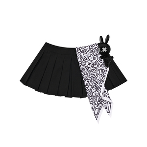Jupe plissée premium Fluffy Rabbit, coupe classique, avec poupée lapin en peluche douce suspendue et bandana rose graphique - Product Image 3