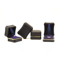 Luxuriöse Quadratische LED-Lichtbox Kronen-Schmuckbox Beleuchtete Ring-Anhänger-Armband-Halsketten-Box Romantische Heiratsantrags-Ringbox Großhandel