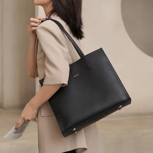 2025 nouveau sac fourre-tout simple de grande capacité plusieurs couleurs en cuir en option - Product Image 6