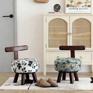 Tabouret rembourré en bois massif avec accoudoirs, pouf pour salon, pour adultes et enfants - Product Image 2