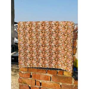 Edredón Kantha de algodón hecho con cuidado, con una composición equilibrada de estampado en bloques y una sensación acogedora de capas para la comodidad diaria en el hogar. - Product Image 6