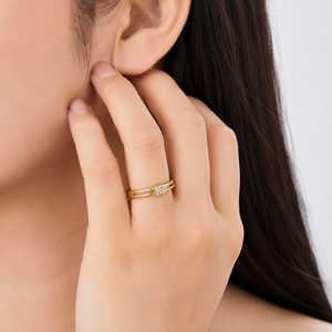 Bague en acier inoxydable plaqué or 14K sous vide avec grappe de zircons, double rail et détails gravés, largeur 0,5 cm - Product Image 5