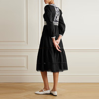Fabricant de tricots sur mesure – Nouvelle collection hiver : Robe midi élégante et décontractée en laine peignée noire à col en V, manches longues et bordure crochetée, coupe trapèze, pour femme (ODM)