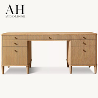 Bureau de direction élégant et moderne en chêne clair cannelé à 7 tiroirs avec poignées en laiton et pieds coniques pour bureau à domicile, personnalisable OEM