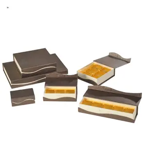 Emballage en carton à couvercle rabattable boîte cadeau d'emballage de bonbons bruns personnalisée boîtes de chocolat à fermeture magnétique avec insert en plastique