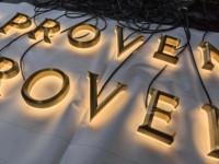 Lettres rétroéclairées en laiton électroplaqué prismatique 3D avec logo personnalisé pour la façade d'hôtels et de clubs de luxe