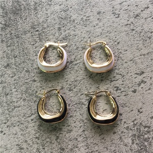 Style français en laiton plaqué or <span class=keywords><strong>noir</strong></span>/blanc émail petit chunky boucles d'oreilles créoles pour les femmes - Product Image 2
