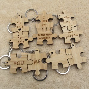 Casse-tête <span class=keywords><strong>personnalisé</strong></span> anglais pour l'amour en <span class=keywords><strong>bois</strong></span> gravé au laser avec lettres creuses <span class=keywords><strong>porte</strong></span>-clés cadeau créatif pour les couples - Product Image 1