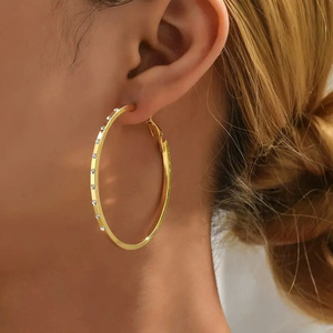Orecchini Oversize da Donna dal Design Audace, Gioielli di Tendenza alla Moda - Product Image 3