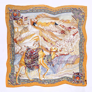 カスタムデザイン 高級感あふれる伝統模様 イエローホワイト バンダナ柄 シルクシフォン スクエアスカーフ 女性向けスタイリッシュハンカチーフ - Product Image 1