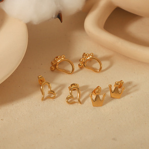 Pendientes de tuerca con forma de corazón y corona, chapados en oro de 18k, joyería de moda, regalo para mujer, origen Yiwu - Product Image 1