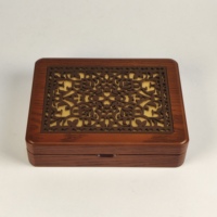 Boîte à chocolats rectangulaire en bois avec couvercle gravé au laser, doublure en PU, logo personnalisé pour l'emballage de cadeaux de dessert du Ramadan et de l'Aïd au Moyen-Orient