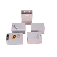 Boîte en carton ondulé à tiroir orienté PPWR avec insert en éponge recyclée et ruban personnalisé pour emballage cadeau de parfum et cosmétiques
